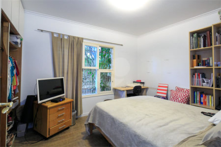 Casa à venda com 4 quartos, sendo 2 suítes, em Jardim Marajoara, São Paulo, SP