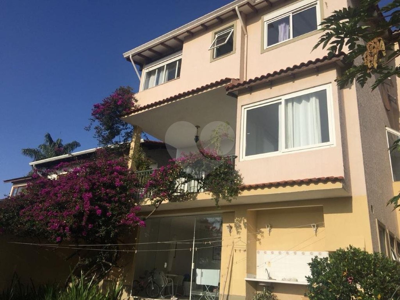 Casa à venda com 5 quartos, sendo 4 suítes, no condomínio Jardim Vitória Régia, São Paulo - SP