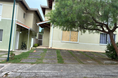 Sobrado à venda com 3 quartos em Jardim Petrópolis, Cotia, SP