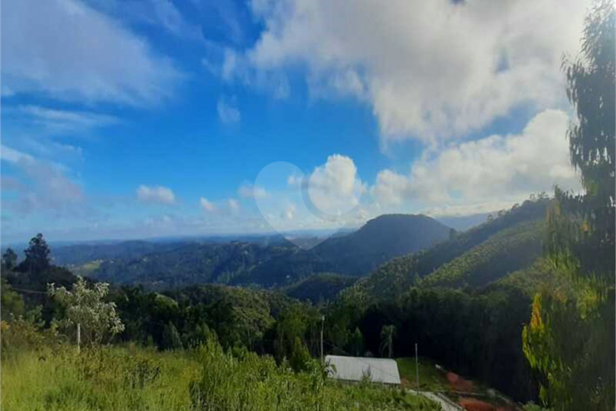 Casa à venda com 2 quartos, sendo 1 suíte, no condomínio Águas de São Pedro, Mairiporã - SP