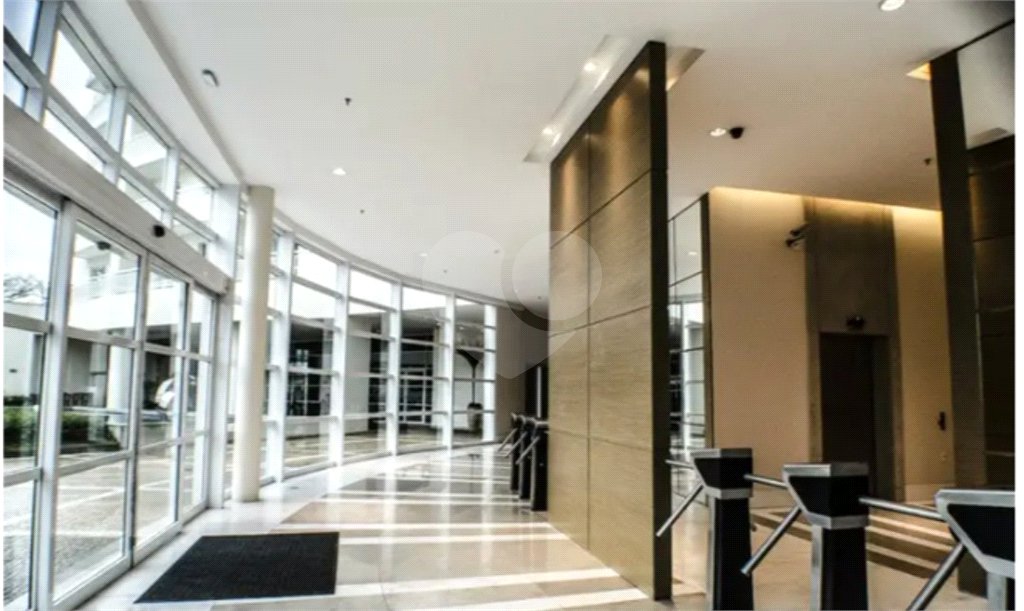 Otima sala comercial com sacada e uma vaga para auto no Nova América Office em Santo Amaro.