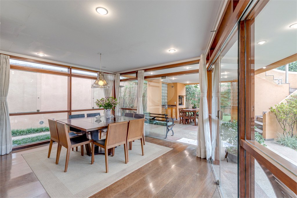 Casa à venda com 5 quartos, sendo 4 suítes, em Alto da Boa Vista, São Paulo, SP