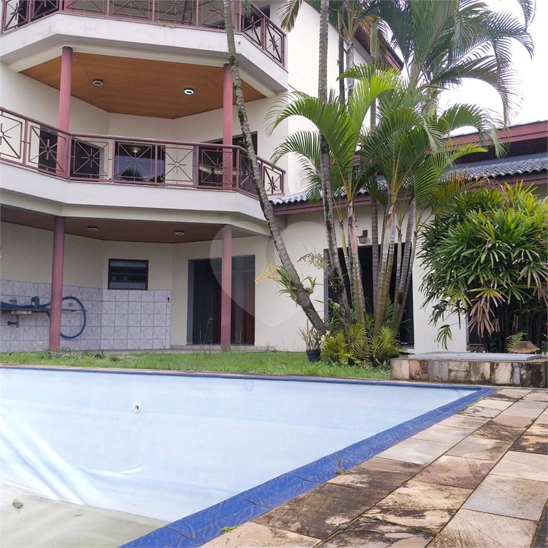 Casa à venda com 4 quartos, sendo 3 suítes, no condomínio Arujá 5, Arujá - SP