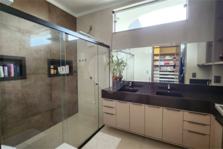 Sobrado à venda com 4 quartos, sendo 2 suítes, em Jardim Botânico, Araraquara, SP