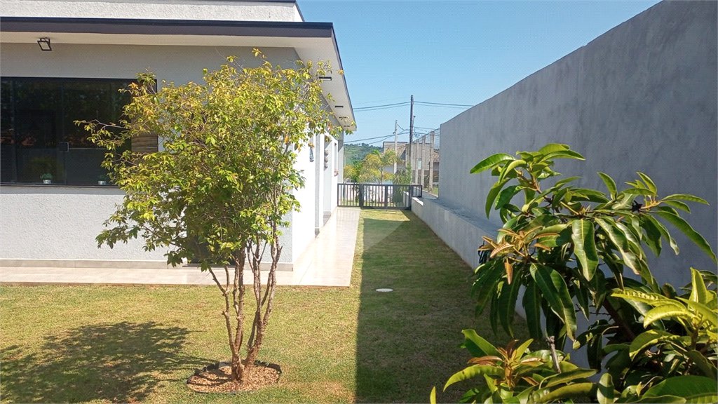 Casa à venda com 3 quartos, sendo 1 suíte, no condomínio Village da Serra, Araçoiaba da Serra - SP