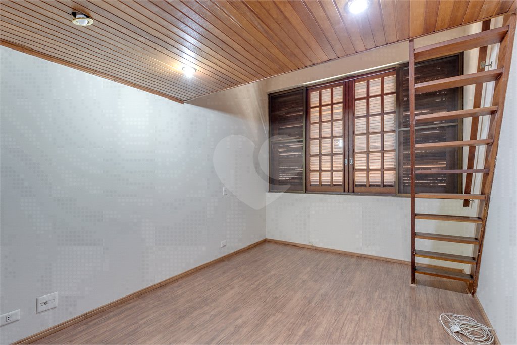 Casa à venda com 5 quartos, sendo 3 suítes, no condomínio Granja do Morumbi, São Paulo - SP