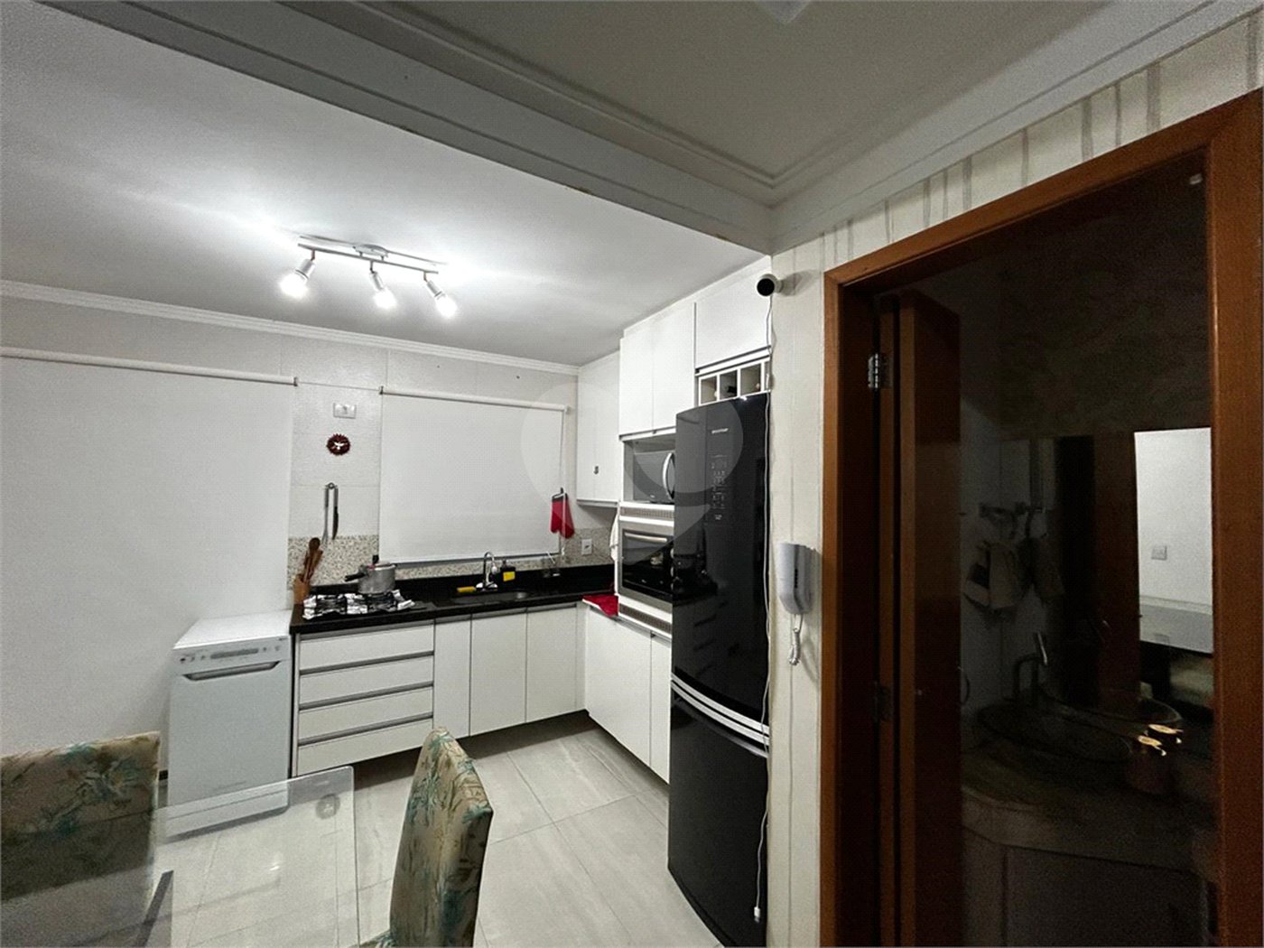 Casa à venda ou para alugar com 3 quartos, sendo 2 suítes,  no condomínio Residencial Erika, São Paulo - SP