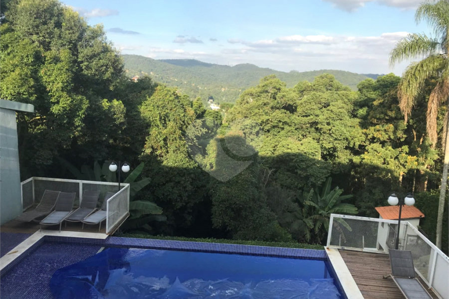 Casa à venda com 4 quartos, sendo 3 suítes, no condomínio Alpes da Cantareira, Mairiporã - SP