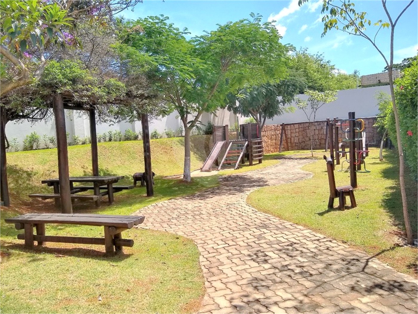 Casa à venda com 4 suítes no condomínio Vila Panorama, Indaiatuba - SP