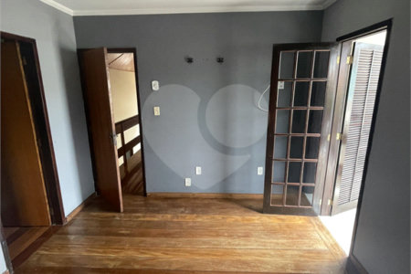 Casa à venda com 5 quartos, sendo 3 suítes, no condomínio Recanto das Palmeiras, Rio de Janeiro - RJ