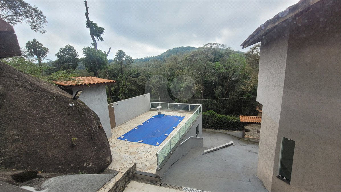 Casa à venda com 4 quartos, sendo 1 suíte, no condomínio Parque Suiça, Caieiras - SP