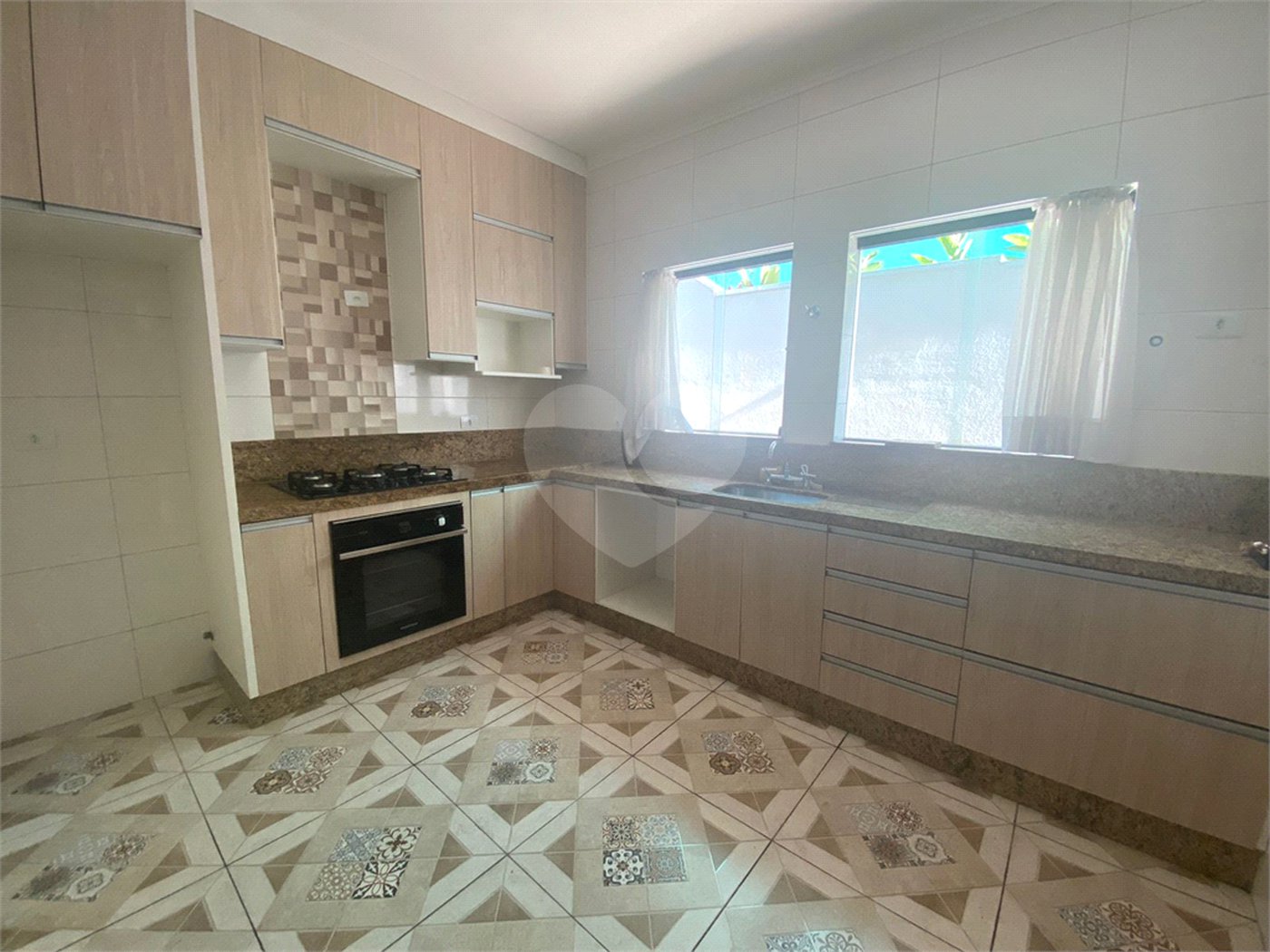 Sobrado à venda com 3 quartos, sendo 1 suíte, em Tremembé, São Paulo, SP