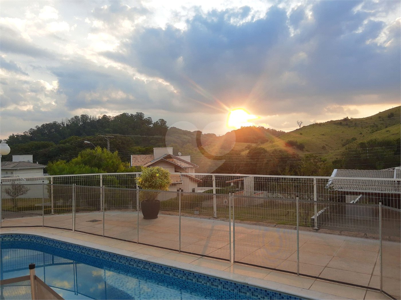 Casa à venda com 3 quartos, sendo 1 suíte, no condomínio Vila Hipica Ii, Vinhedo - SP