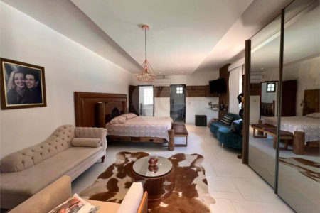 Chácara com excelente infraestrutura, contendo casa com 8 dormitórios, 900 m² de área construída, área total de 3000m², piscina adulto e infantil, churrasqueira, quadra gramada de futebol - Rio Acima - Atibaia/SP 900 m² Área construída 3.000 m² Área do terreno