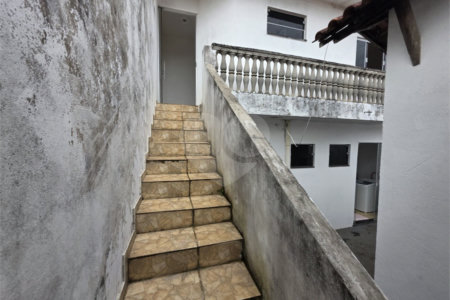 Casa térrea à venda no Douradinho com 2 quartos e edícula com mais dois quartos e 2 banheiros.