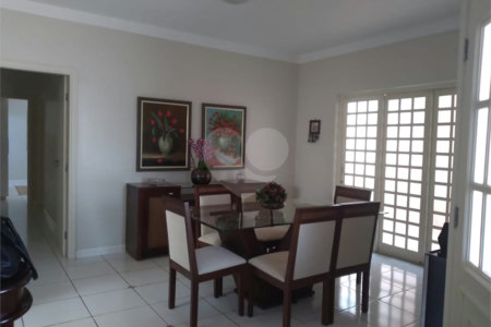Casa à venda com 4 quartos, sendo 2 suítes, em Jardim Adalgisa, Araraquara, SP
