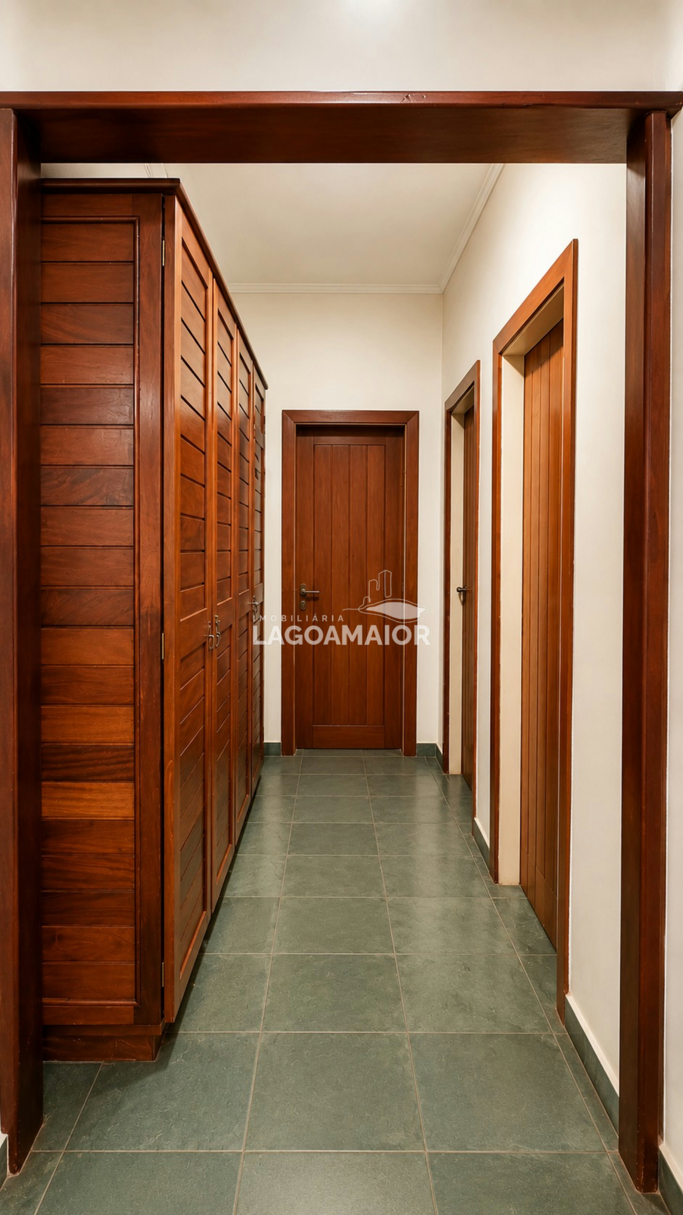 Casa à venda com 6 quartos, sendo 3 suítes,  em Santos Dumont, Três Lagoas, MS