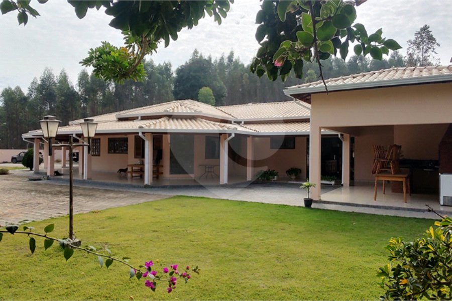 Casa à venda com 4 suítes no Centro, Extrema, MG