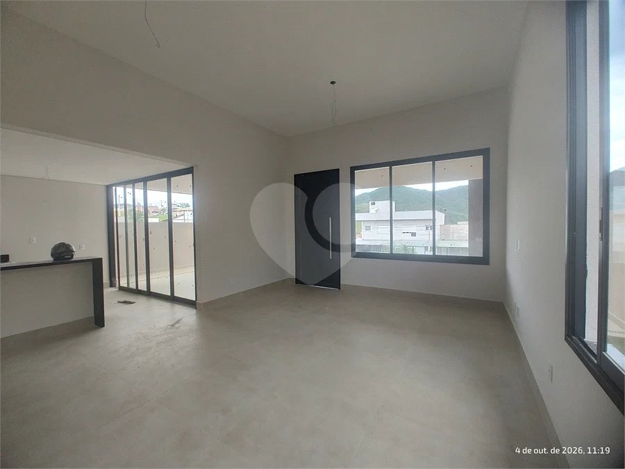 Casa exclusiva em Atibaia de alto padrão com 3 suítes, piscina, espaço gourmet, condomínio fechado, aceita financiamento