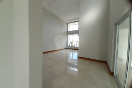 Belíssima Casa à Venda no Condomínio Damha IV