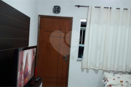 Casa térrea com 3 dormitórios, sendo 1 suíte.