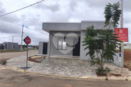 Casa à venda com 3 quartos, sendo 1 suíte,  no condomínio Tivolli, Itapetininga - SP
