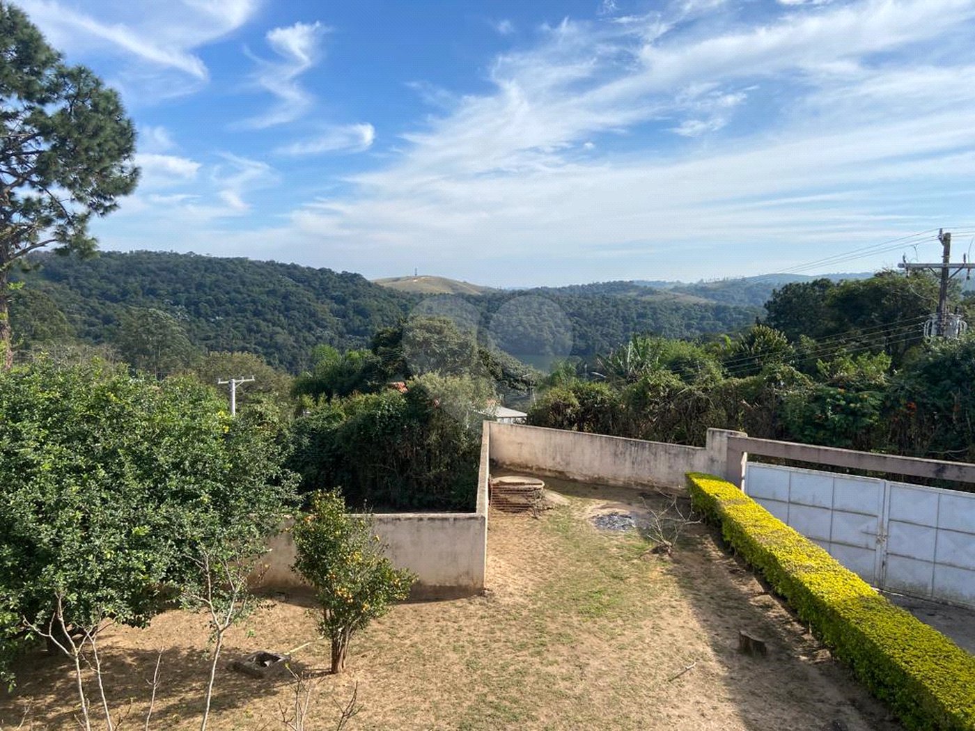 Casa à venda com 5 quartos, sendo 4 suítes, no condomínio Vilarejo Estoril, Mairiporã - SP