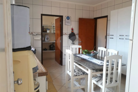 Sobrado à venda com 4 quartos, sendo 2 suítes, em Jardim dos Pinheiros, Atibaia, SP