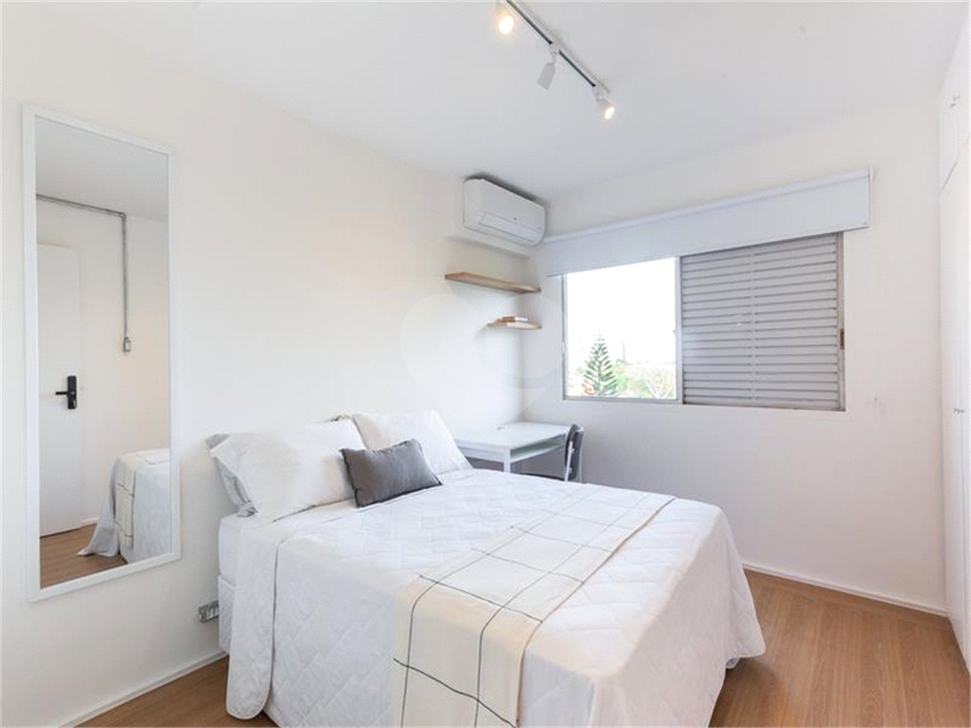 Apartamento à venda com 4 quartos, sendo 1 suíte, em Vila Olímpia, São Paulo, SP
