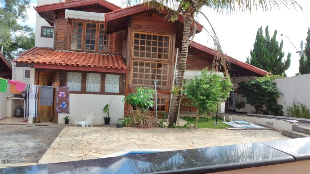 Sobrado à venda com 3 quartos, sendo 1 suíte,  no Centro, Vinhedo, SP