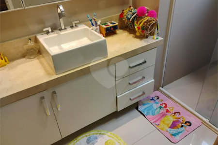Apartamento reformado , 3 suítes , 3 vagas. Próximo a Avenida Paulista e metrô Brigadeiro . Prédio de construtora renomada. Único !
