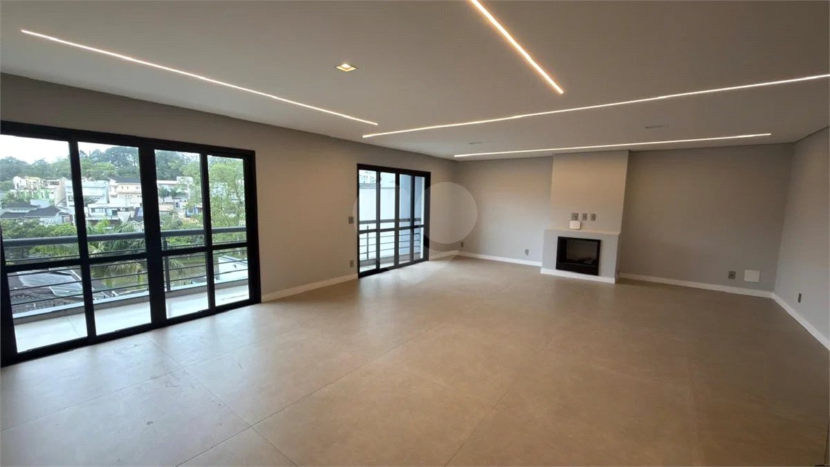 Sobrado de alto padrão no Swiss Park, totalmente reformado, com 4 suítes, piscina, elevador, espaço gourmet, 4 vagas e condomínio com lazer completo.