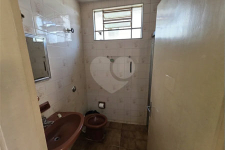 Casa térrea à venda com amplo quintal e grande potencial na Vila Nery