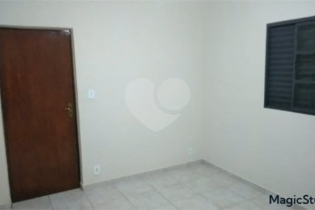 4 casas independentes em terreno de 245m² , à venda no Jardim Soares em Guainazes.