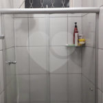 Casa térrea com 3 dormitórios, sendo 1 suíte.