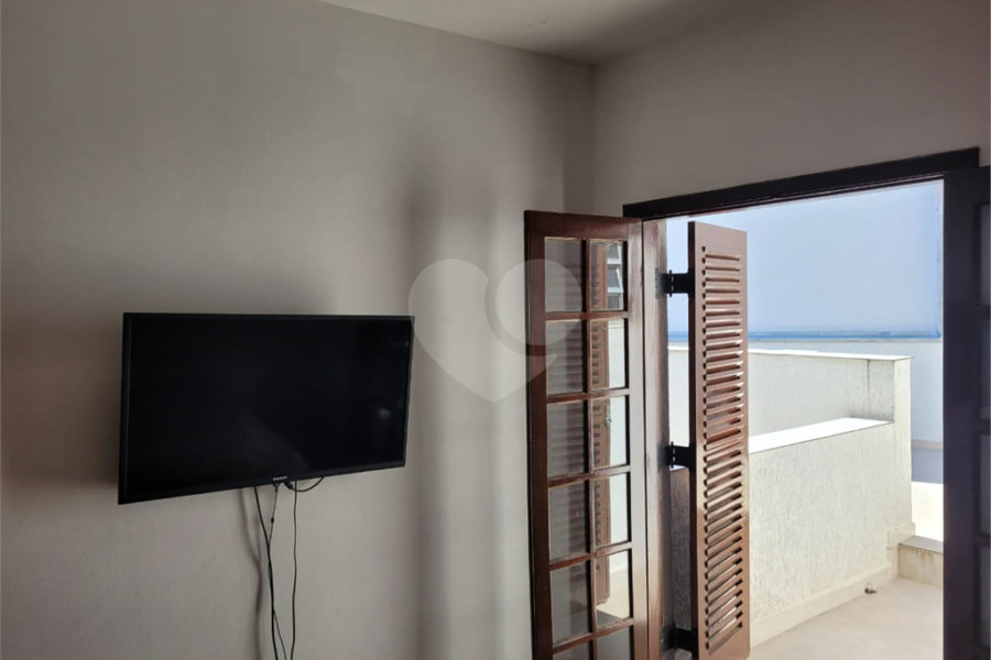 Sobrado com 14 metros de frente , na Região do Jardim Guapira , próximo ao Clube Guapira com 5 dormitórios, sendo 3 suíte com armários embutidos ,banheiro social, Sala para 2 ambientes, escritório com banheiro .cozinha ampla com armários, área de serviço ,dispensa, quintal com banheiro externo c