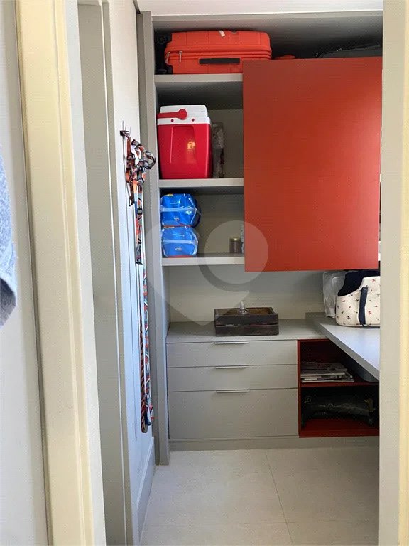 Apartamento de 224m² com 4 dormitórios, 3 suítes, 4 vagas de garagem e deposito