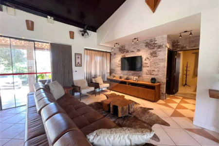 Chácara com excelente infraestrutura, contendo casa com 8 dormitórios, 900 m² de área construída, área total de 3000m², piscina adulto e infantil, churrasqueira, quadra gramada de futebol - Rio Acima - Atibaia/SP 900 m² Área construída 3.000 m² Área do terreno