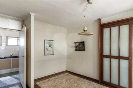 Este elegante apartamento em Higienópolis oferece 224m² de área muito bem distribuída, perfeito para quem valoriza conforto
