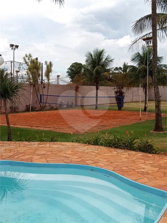 Chácara à venda. Ampla área de lazer. Aceita permuta com apartamento na praia