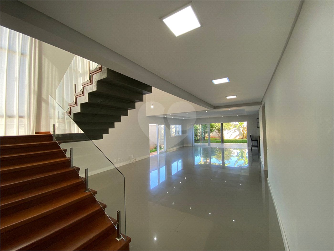Casa com alto padrão de acabamento para venda no Condomínio Montreal.