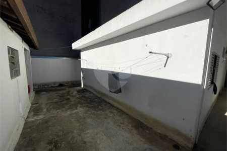 Casa térrea e salão comercial a venda no Jardim Bandeirantes.