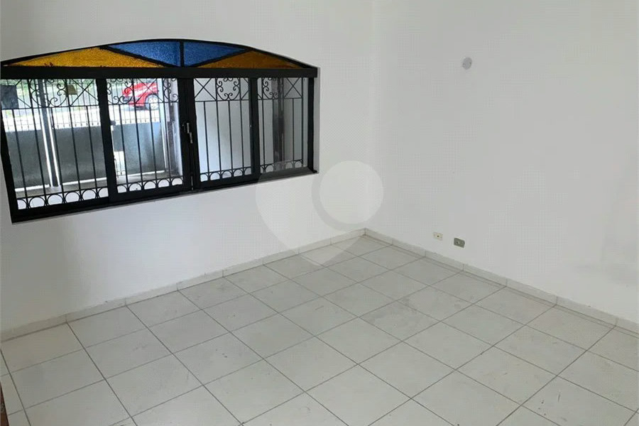 Casa espaçosa com 3 quartos, suíte, quintal e 2 vagas na Vila Santa Catarina