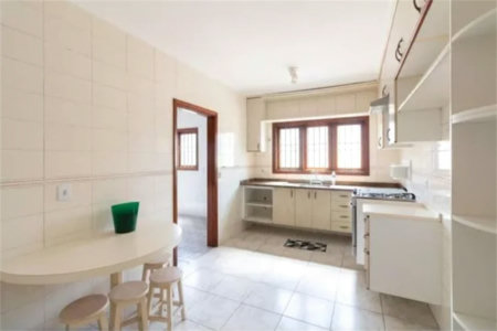 Sobrado à venda em rua fechada 480m², 4 quartos e churrasqueira no Jd das Vertentes próximo Metro Vila Sônia