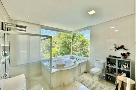 Magnífica Casa Contemporânea na Fazendinha - 4dorms | 3 Suites | Gourmet, piscina, lareira, hóspedes, escritório! Muito Verde e Tranquilidade em um dos melhores condominios da Região .