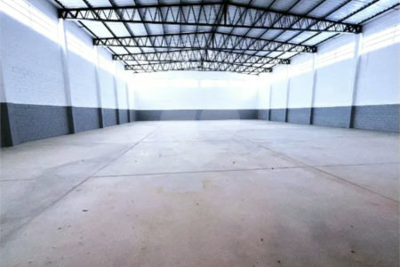GALPÃO INDUSTRIAL NOVO – 800 M² - Em frente à Rodovia Kanela Forti