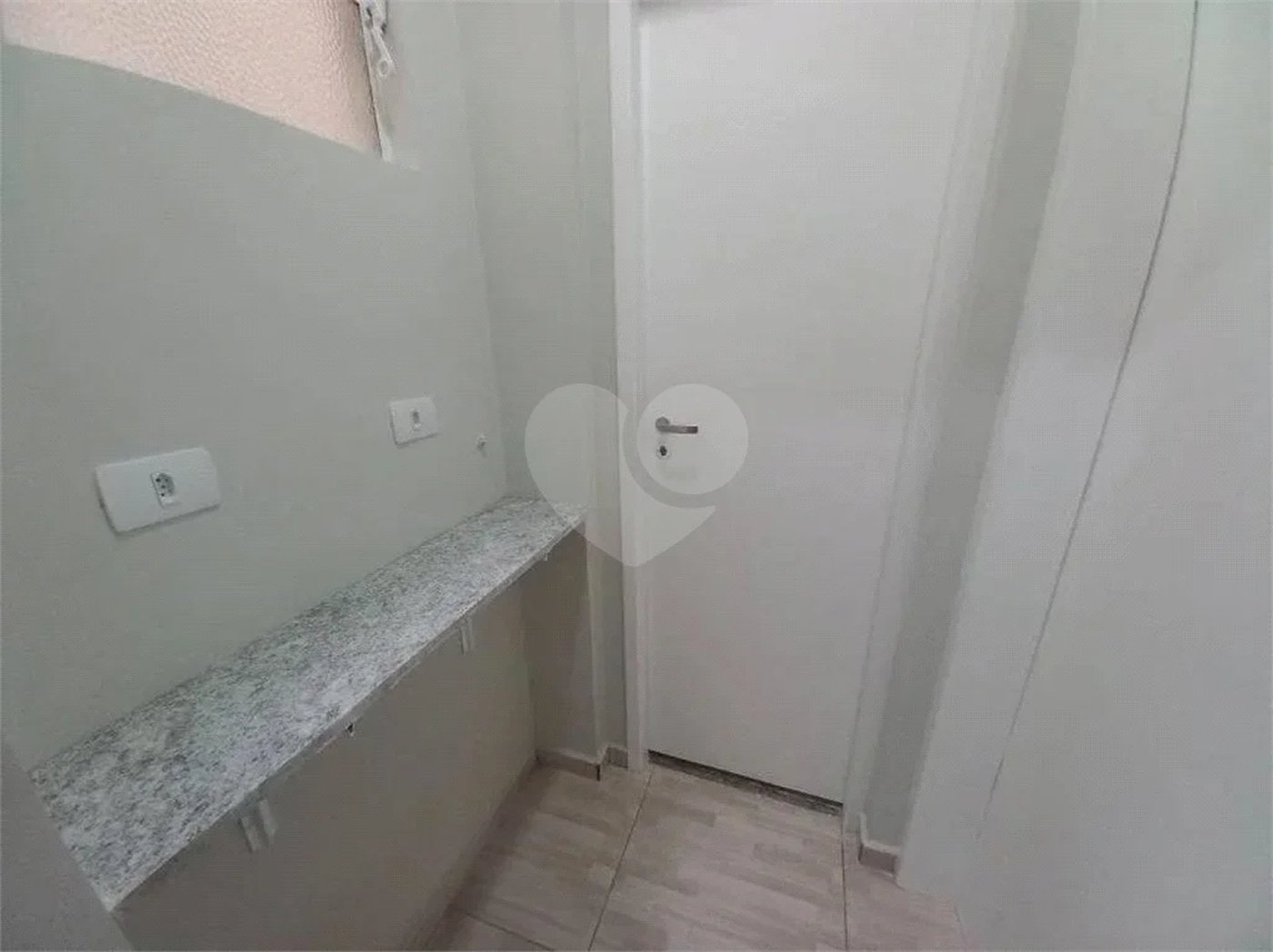 Ótima sala para escritório com 37 m², possui 2 ambientes.