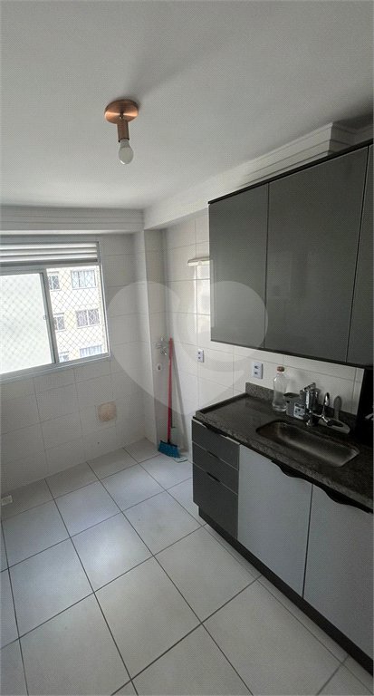 Apartamento de 44m² com vaga na garagem.