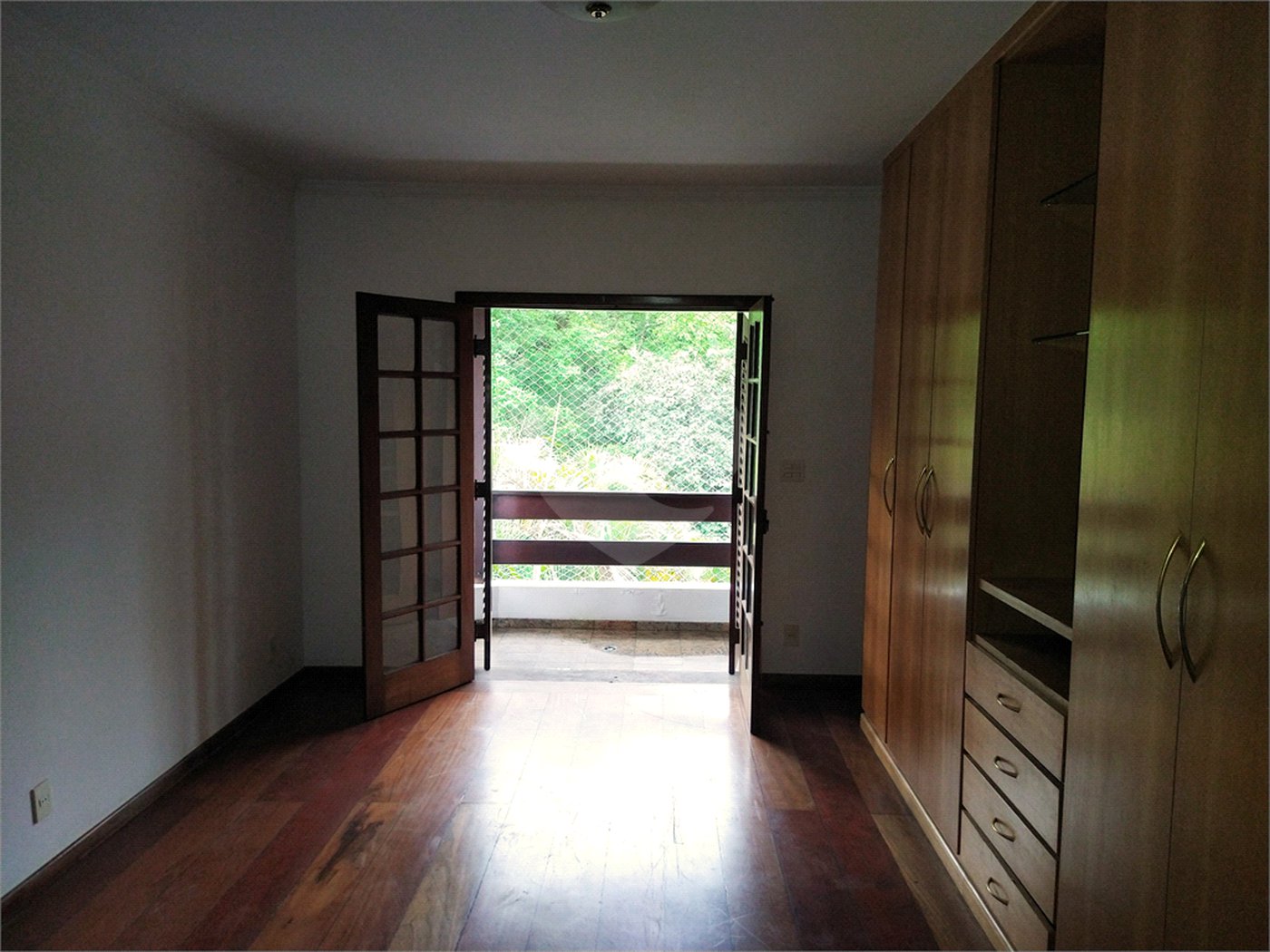 SOBRADO DE 426,0 M² COM 04 SUITES, SALÃO DE FESTAS, 06 VAGAS,06 BANHEIROS E PISCINA PARA LOCAÇÃO OU VENDA NO BARRO BRANCO