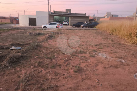 Terreno no Arcoville com 240 m²